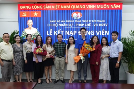 Tổ chức Lễ kết nạp đảng viên mới và trao Quyết định chính thức cho 2 đảng viên dự bị.