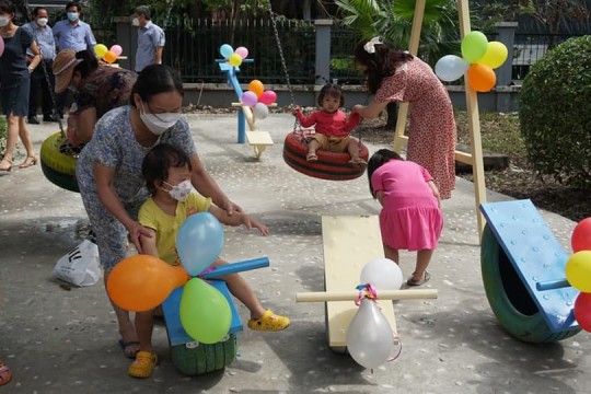 Khánh thành “sân chơi thiếu nhi từ vật liệu tái chế” và ra mắt “Tủ sách Thanh niên” tại Khu Lưu trú công nhân